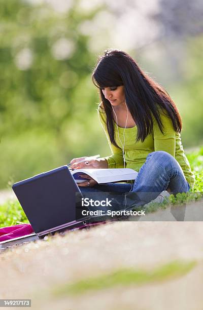 Foto de Asiático Indiano Aluno Estudando No Lado De Fora e mais fotos de stock de 20-24 Anos - 20-24 Anos, Adulto, Aluno de Universidade