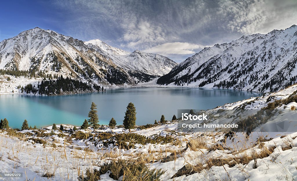 Big Almaty Lake em ZaIli Alatau - Foto de stock de Cazaquistão royalty-free