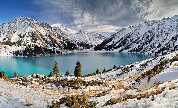 big almaty lake em zaili alatau - alatau - fotografias e filmes do acervo