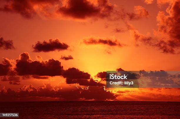 Puesta Del Sol Detrás De Las Nubes Oscuras Sobre El Océano Pacífico Sur Foto de stock y más banco de imágenes de Agua