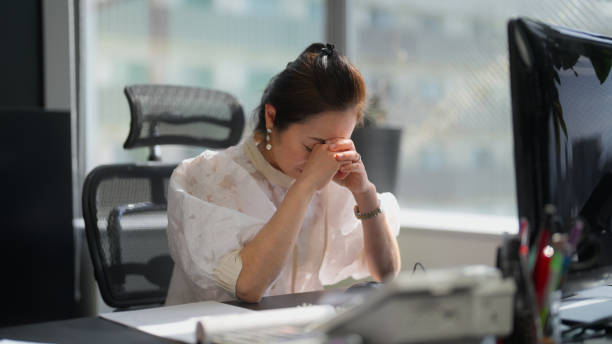 mujer de negocios se siente estresada en la oficina - overworked worried distraught front view fotografías e imágenes de stock