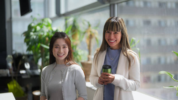 モダンでグリーンなオフィスの2人の実業家のポートレート - エコキュート ストックフォトと画像