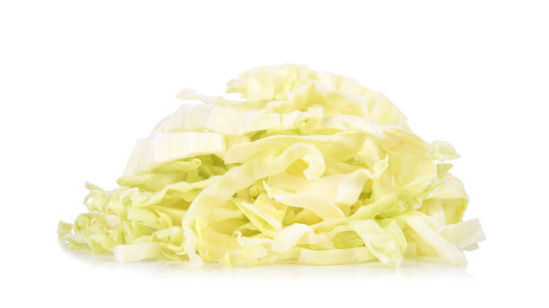 chou vert haché isolé sur blanc - green cabbage photos et images de collection