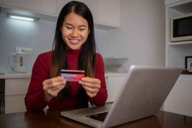 クレジットカードを使用してオンラインで買い物をする女性 - east asian ethnicity japanese ethnicity asian ethnicity one person ストックフォトと画像