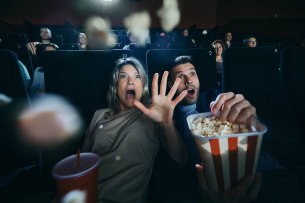 영화관에서 공포 영화를보고! - audience surprise movie theater shock 뉴스 사진 이미지