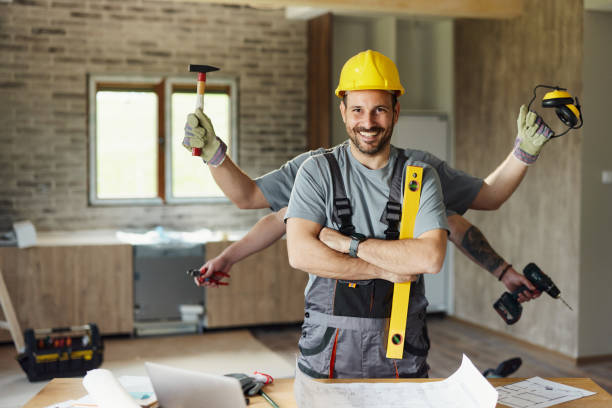 trabalhador de construção multitarefa feliz com braços cruzados durante o processo de renovação. - multi tasking craftsperson work tool men - fotografias e filmes do acervo