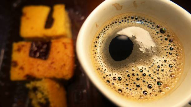 ein kuchenteller auf einem tisch. heiße kaffeetasse auf dem tisch. kaffee trinken. instant-kaffeebecher - snack coffee instant coffee cappuccino stock-fotos und bilder