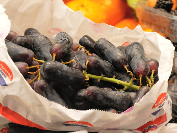 zbliżenie wydłużonego czarnego winogrona, słodkiego szafiru - dark blue grapes zdjęcia i obrazy z banku zdjęć