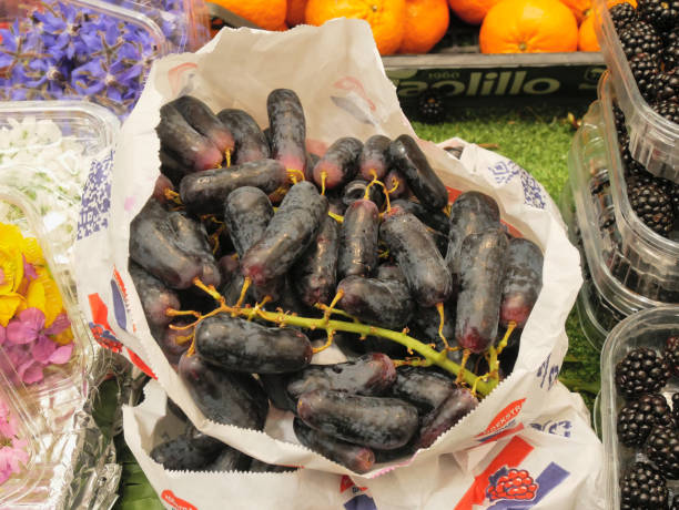 primo piano di un'uva nera allungata, tipo zaffiro dolce - red grape grape fruit sweet food foto e immagini stock
