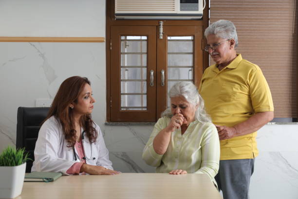 Attractive young Indian doctor sitting with a senior patient in the living room of a nursing home. An elderly patient having a detailed conversation with personal doctor during their regular visit. médico que examina pacientes de edad avanzada. atractivo joven médico indio sentado con un paciente mayor en la sala de estar de un hogar de ancianos. un paciente anciano que tiene una conversación detallada con un médico personal durante su visita reg