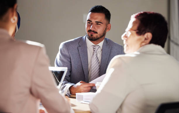 lavoro di squadra, persone in riunione o avvocato per la pianificazione di casi giudiziari, discussione strategica o comunicazione in ufficio. studio legale, aziendale o collaborazione per la revisione delle prove, conversazione legale o rapporto - risultati di prova foto e immagini stock