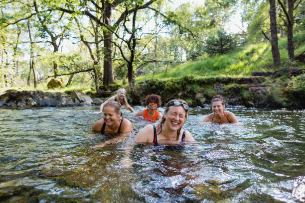 추워요! - river swimming women water 뉴스 사진 이미지