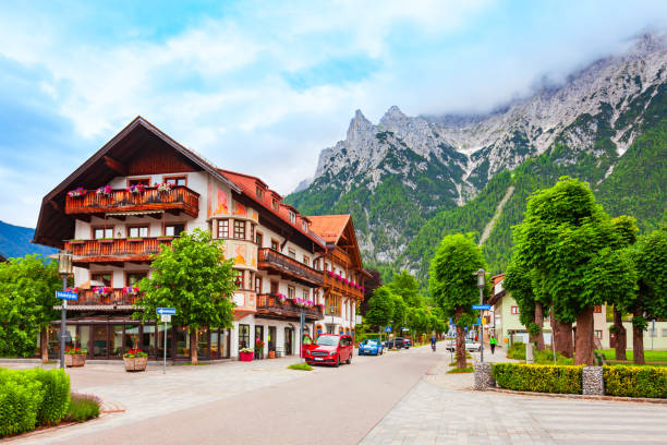 schöne lokale häuser in mittenwald, deutschland - weiler im allgau stock-fotos und bilder