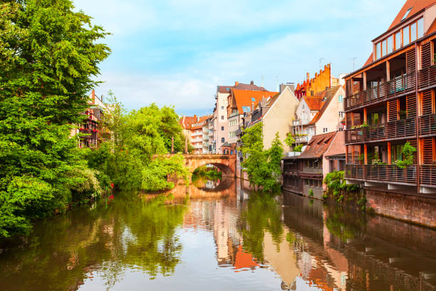 cidade antiga de nuremberg na baviera, alemanha - nova prefeitura de munique - fotografias e filmes do acervo