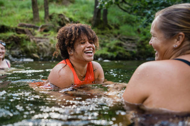 momentos no rio - river swimming women water - fotografias e filmes do acervo