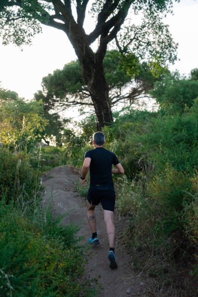 homme aux cheveux gris faisant du trail running - trail marker hiking sign sports and fitness photos et images de collection