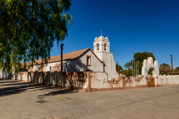 chiesa parrocchiale di san pedro de atacama, cile, il 2 maggio 2023. - san pedro foto e immagini stock