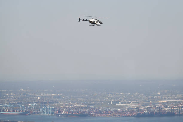 helikopter bell 206 obs�ługiwany przez new york helicopter charter, inc. (n216mh) leci nad hudson, jersey city, nowy jork - ports america inc zdjęcia i obrazy z banku zdjęć