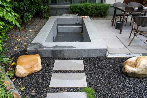 The outdoor hot spring bath in the courtyard