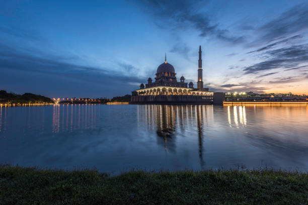 istock Sunrise masjid putra, Putrajaya 1492331820