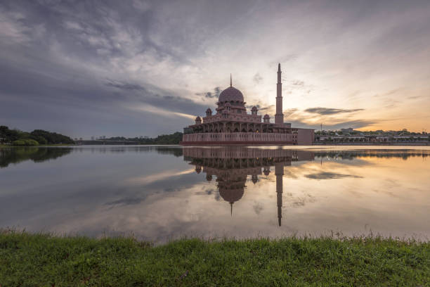 istock Sunrise masjid putra, Putrajaya 1492331821