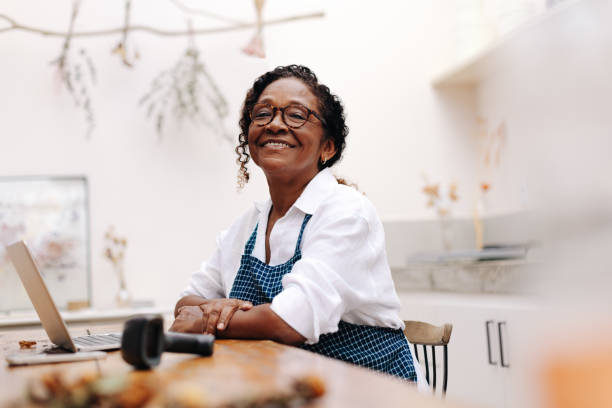 istock Successful flower shop owner working with a laptop 1492333809