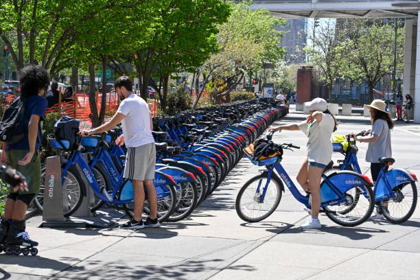 stazione di noleggio biciclette citi sulla hudson river greenway vicino a rockefeller park, manhattan, new york. - nyc greenway foto e immagini stock