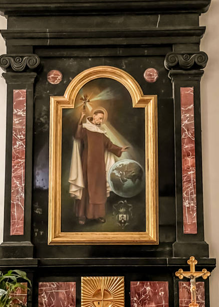 fragment kaplicy św. rafy kalinowskiego w sanktuarium karmelitów w czernej - wizerunek i relikwie. - czerna zdjęcia i obrazy z banku zdjęć