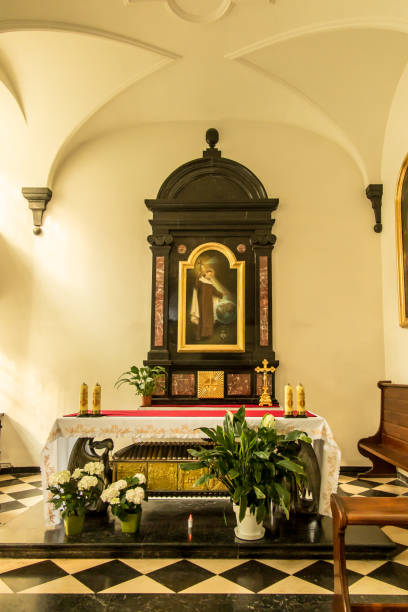 fragment kaplicy św. rafy kalinowskiego w sanktuarium karmelitów w czernej - wizerunek i relikwie. - czerna zdjęcia i obrazy z banku zdjęć