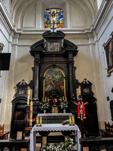 czerna, polska, 21 kwietnia 2023: fragment ołtarza głównego z kościoła w sanktuarium karmelitów w czernej - czerna zdjęcia i obrazy z banku zdjęć