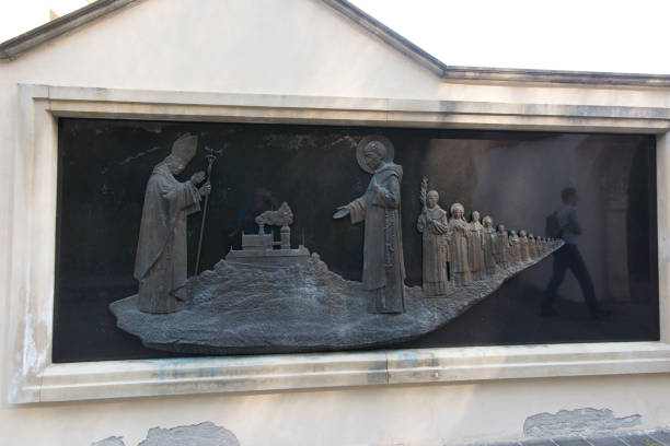 obraz na ścianie zewnętrznej przy wejściu (z papieżem) do sanktuarium karmelitów w czernej - czerna zdjęcia i obrazy z banku zdjęć