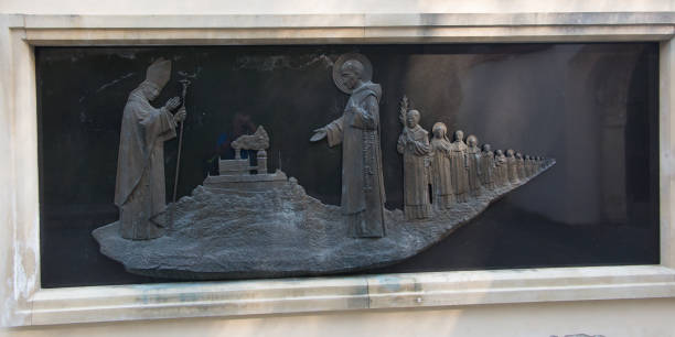 obraz na ścianie zewnętrznej przy wejściu (z papieżem) do sanktuarium karmelitów w czernej - czerna zdjęcia i obrazy z banku zdjęć