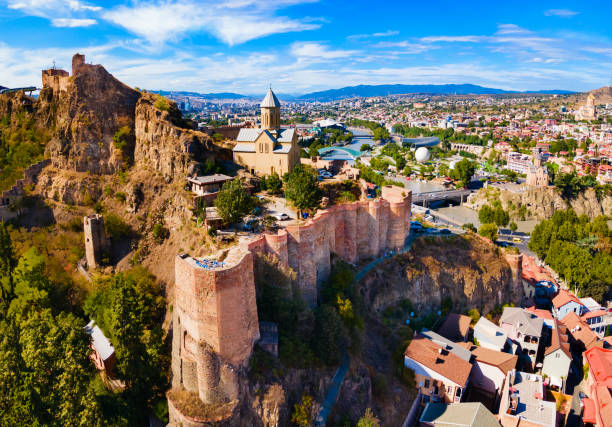 vista panorâmica aérea da fortaleza de narikala, tbilisi - kura river - fotografias e filmes do acervo