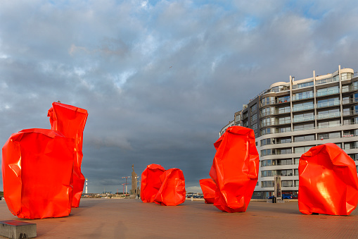 At the Zeeheldenplein on the promenade of Ostend stands out the permanent artwork \