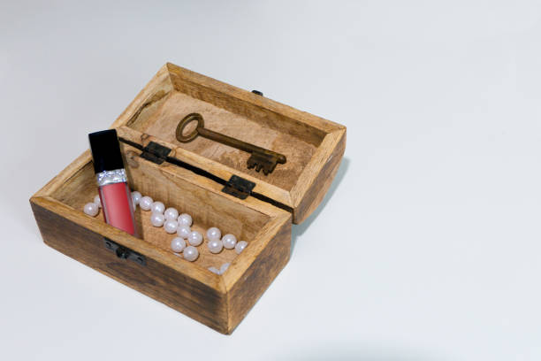 istock Lipstick, key and pearls inside the box 1492353399