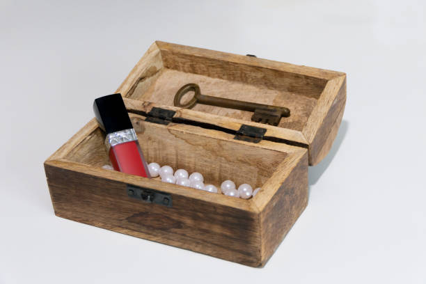 istock Lipstick, key and pearls inside the box 1492353407