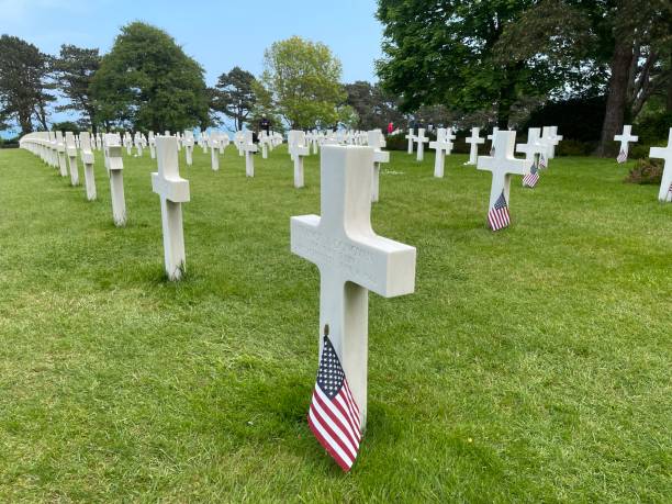 cementerio americano de omaha beach en colleville-sur-mer, normandía, francia - basse normandy colleville 1944 france fotografías e imágenes de stock