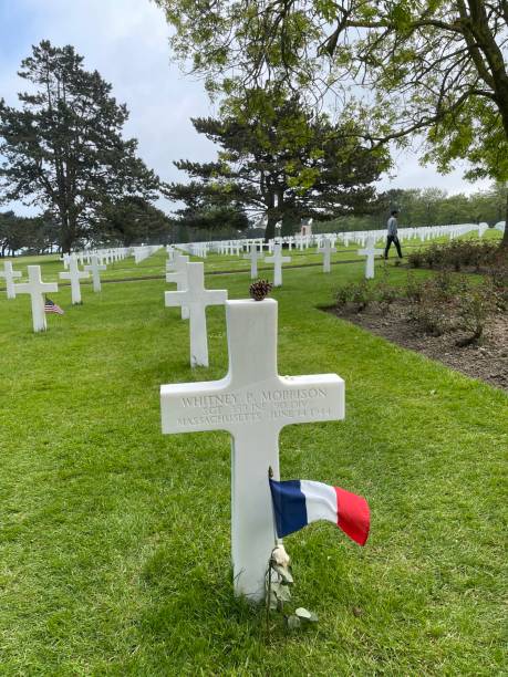 cemitério americano de omaha beach em colleville-sur-mer, normandia, frança - basse normandy colleville 1944 france - fotografias e filmes do acervo