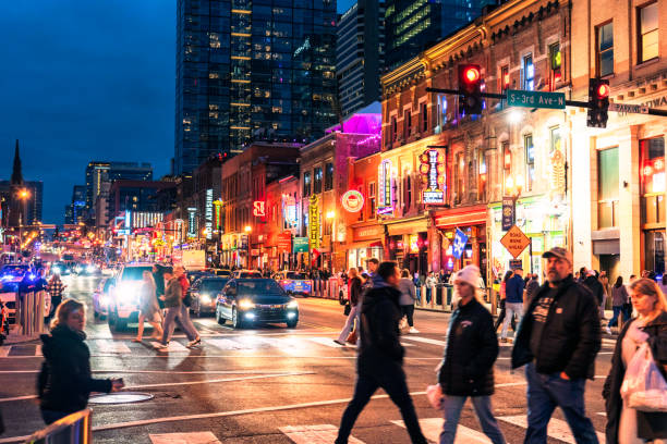 turistas en lower broadway en nashville - nashville tennessee downtown district city fotografías e imágenes de stock