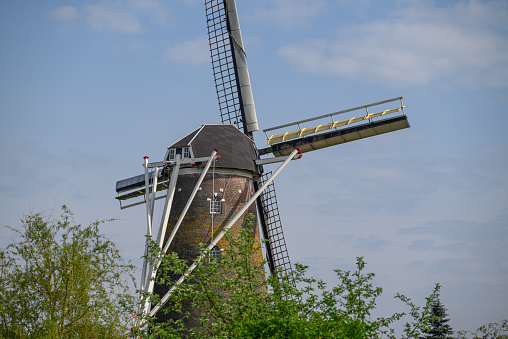 Klein model van een wipmolen op het dak van een molenmakersbedrijf in Hoogmade. Hoogmade is een onderdeel van de gemeente Kaag en Braassem in de Nederlandse provincie Zuid-Holland