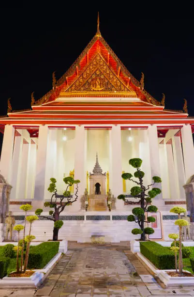 Photo of The Ubosot of Wat Suthat Thepwararam At night