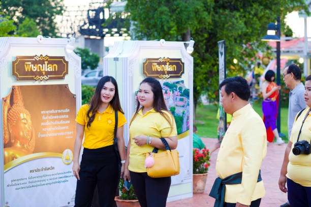 retrato de mulheres tailandesas vestidas de amarelo que caminham no evento em phitsanulok. - true thailand classic - fotografias e filmes do acervo