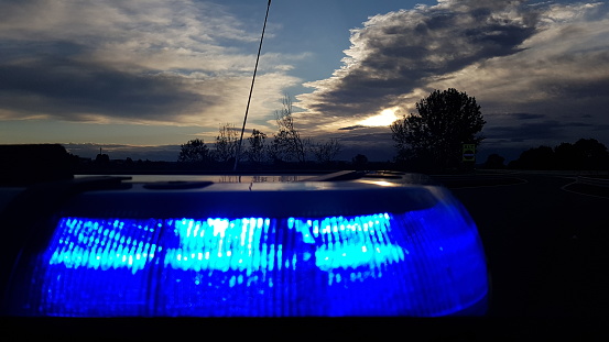 Luz del coche de policía bajo el cielo photo