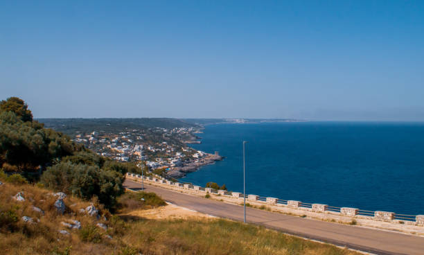 wybrzeże salento, widoki na miasto marina serra i tricase porto we włoszech. - tricase porto zdjęcia i obrazy z banku zdjęć