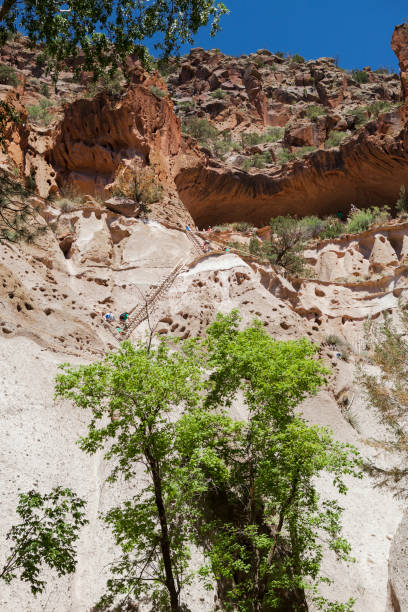 turistas subindo a escada para alcove house no monumento nacional bandelier no novo méxico, estados unidos - ancient pueblo peoples - fotografias e filmes do acervo