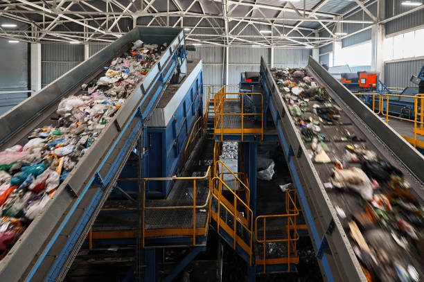 конвейеры перевозят мусор и пустые платформы на перерабатывающем заводе - utilization стоковые фото и изображения