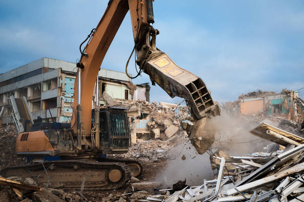 istock Excavator with hydraulic press breaks concrete leftovers 1492409198