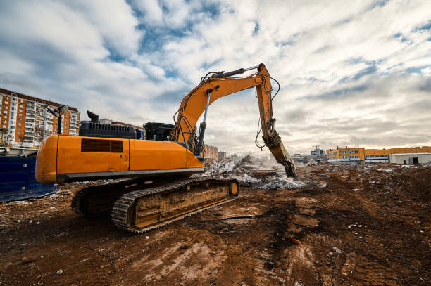 istock Excavator with hydraulic press breaks concrete leftovers 1492409282
