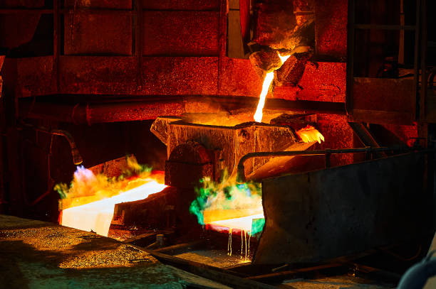 istock Pouring liquid copper metal for anodes into form in workshop 1492409351