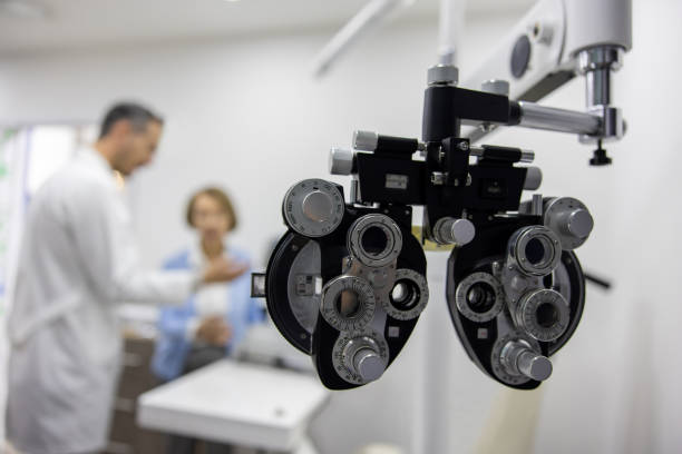 paciente em exame oftalmológico com optometrista - patient senior adult optometrist eye exam - fotografias e filmes do acervo
